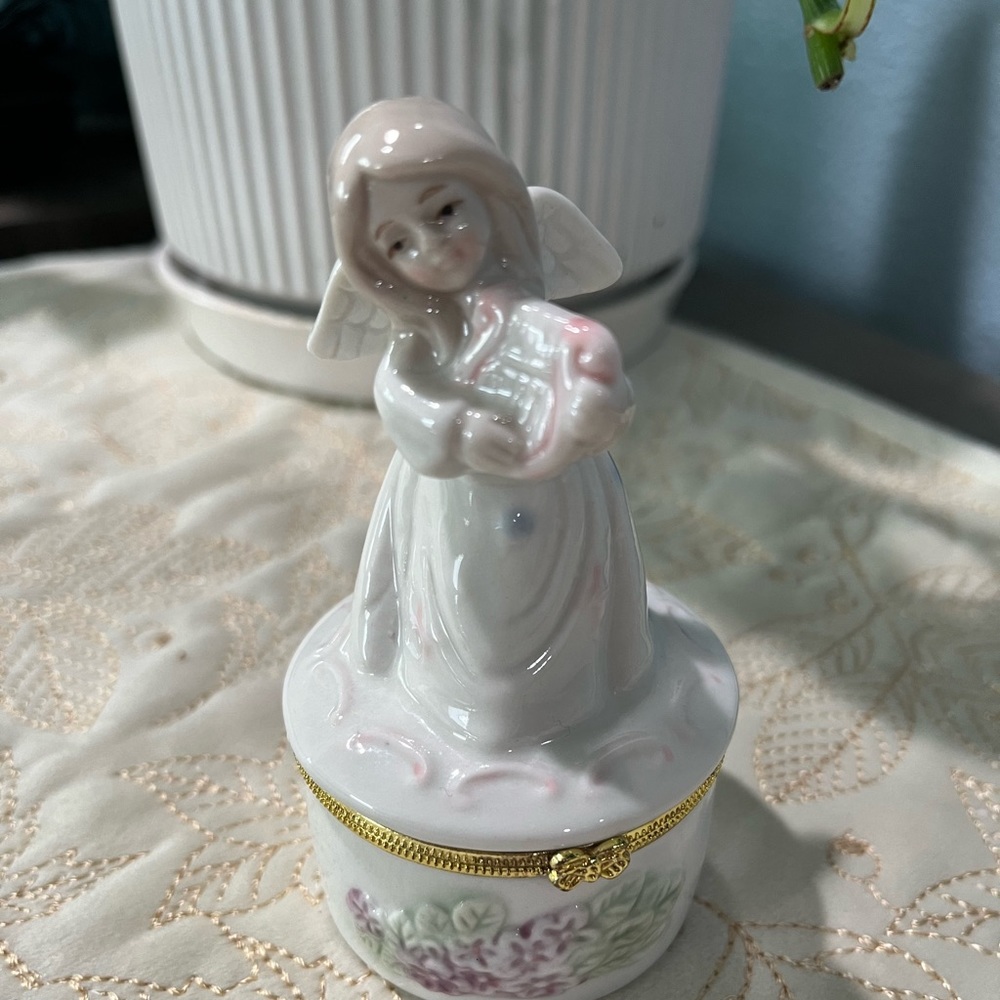 Vintage Porcelain Angel Floral purple white gold Hinged Bow
Jewelry Box